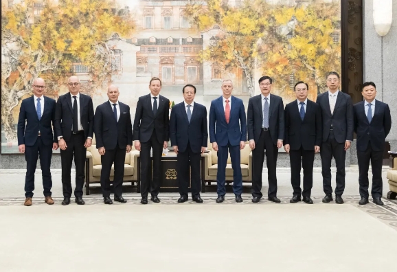 张鹏会见来沪参加上海车展的国际企业全球高管