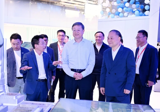 陈吉宁调研上海车展，察看首发新品最新技术，与中外展商深入交流